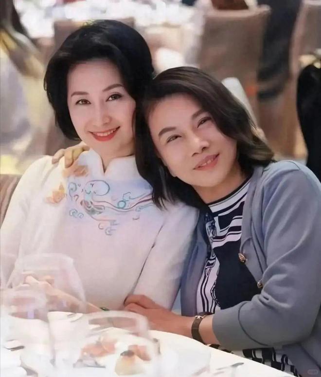 看了董明珠再看何超琼才发现：女人老了要多穿这3种“年轻色”
