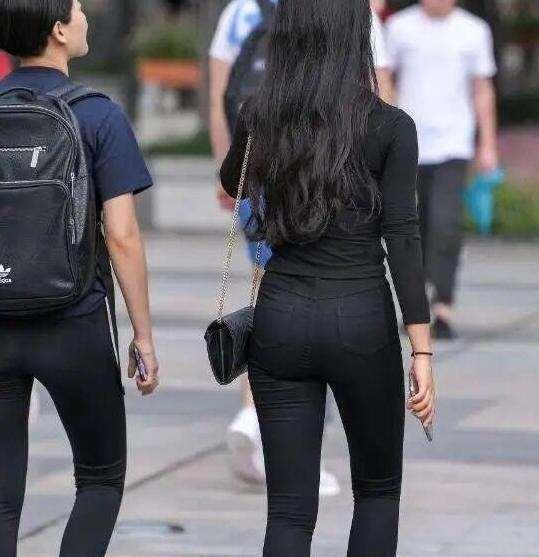 黑色小脚裤搭配黑色紧身上衣虽然很常见却能够凸显气质