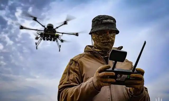 乌军无人机如蜂群出动战场上演黑色幽默！