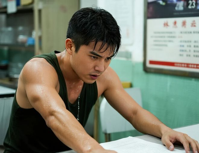 男孩屋里温度总是35度换3台空调都没用拆开吊顶后男孩傻眼了