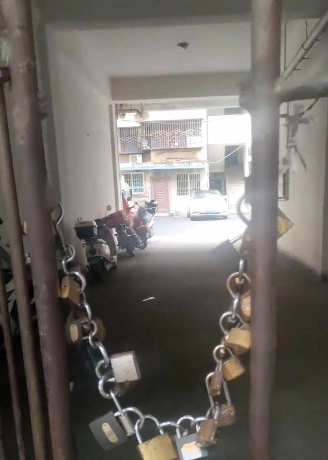 四川一小区大门挂29把锁引关注 居民：防止外来车辆抢车位居民进出各开各的锁